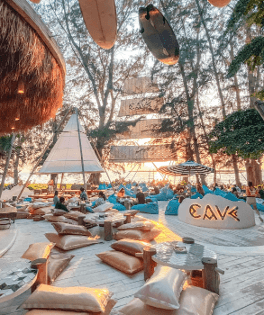 𝗚𝗟𝗔𝗦𝗦 𝗛𝗢𝗨𝗦𝗘 𝗕𝗢𝗛𝗢 ร้าน Cave Beach Club